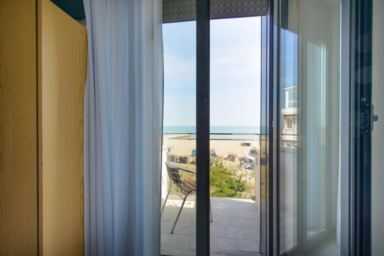 Hotel Paloma Beach Front Chiringuitos Time ริมินี ภายนอก รูปภาพ
